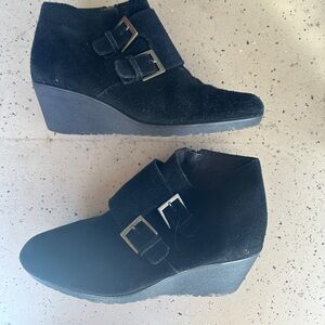 Munro wedge booties black size 8 wide